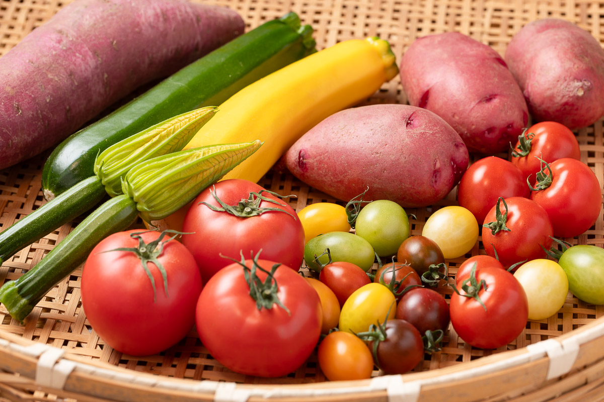 緑から赤へグラデーションしたミニトマト