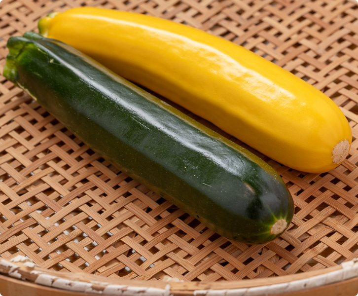 緑から赤へグラデーションしたミニトマト