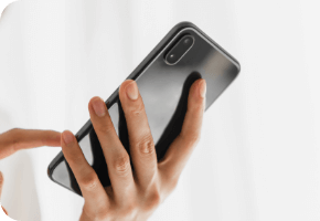 手に取ったスマホ